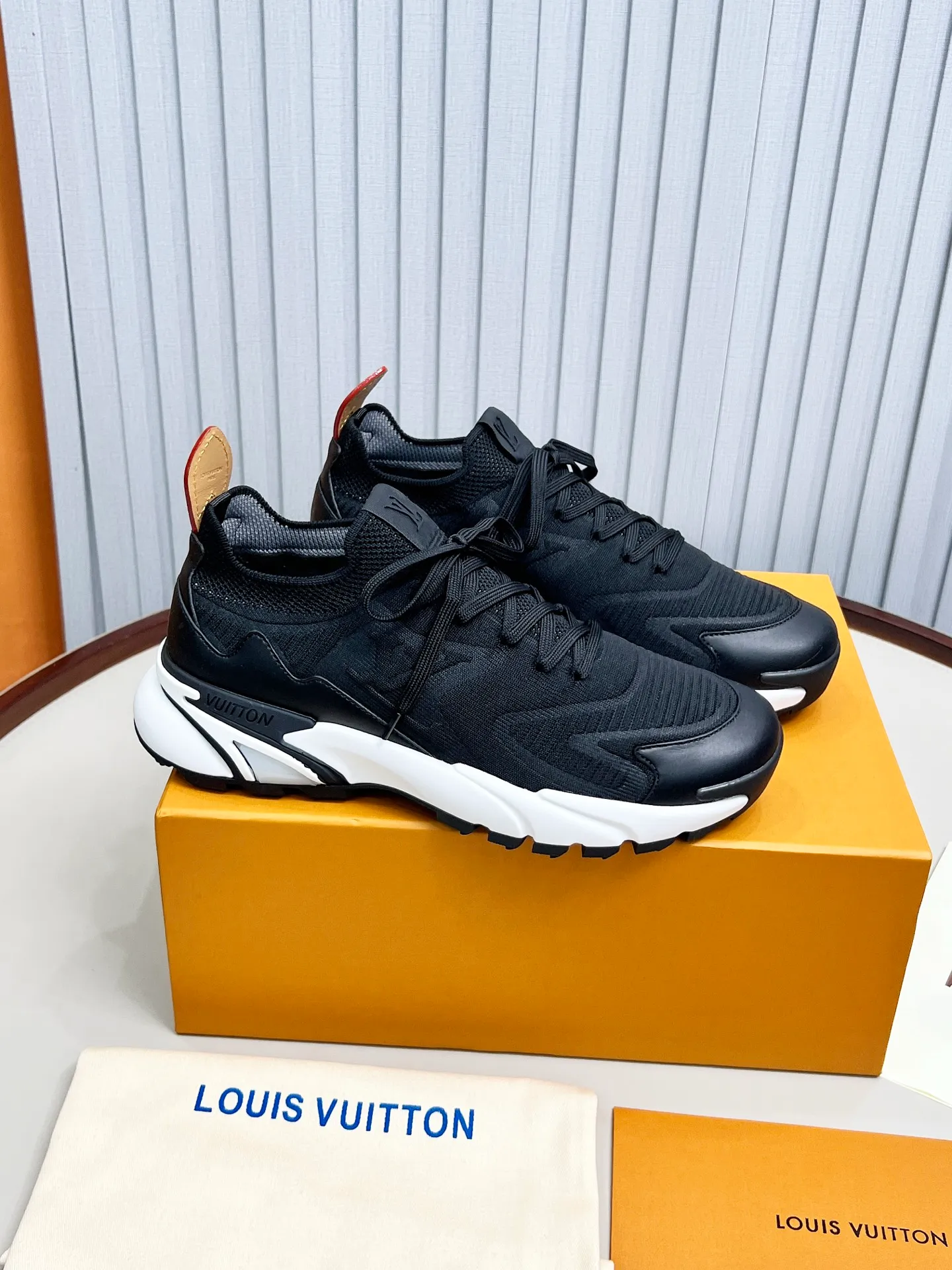 Top version: 560💰 LV Louis Vuitton L Jialu brand Runner Tatic series thick-soled casual sports shoes running shoes Original purchase development and production This LV Runner Tatic sports shoe is blended with fly-knit fabric material to interpret the inspiration of traditional mountaineering shoes. The LV letters are written on one side, the Louis Vuitton logo, and the light and wear-resistant rubber outsole complete the whole package. The delivery counter is exquisitely packaged🛍📦 ▪️Fabrics: Original imported custom fly-knit fabric ▪️Inner lining: Original custom-made breathable mesh ▪️Sole: Original molded anti-slip rubber combination material ▪️Sole thickness: 4CM ▪️Size: Men's 39-45